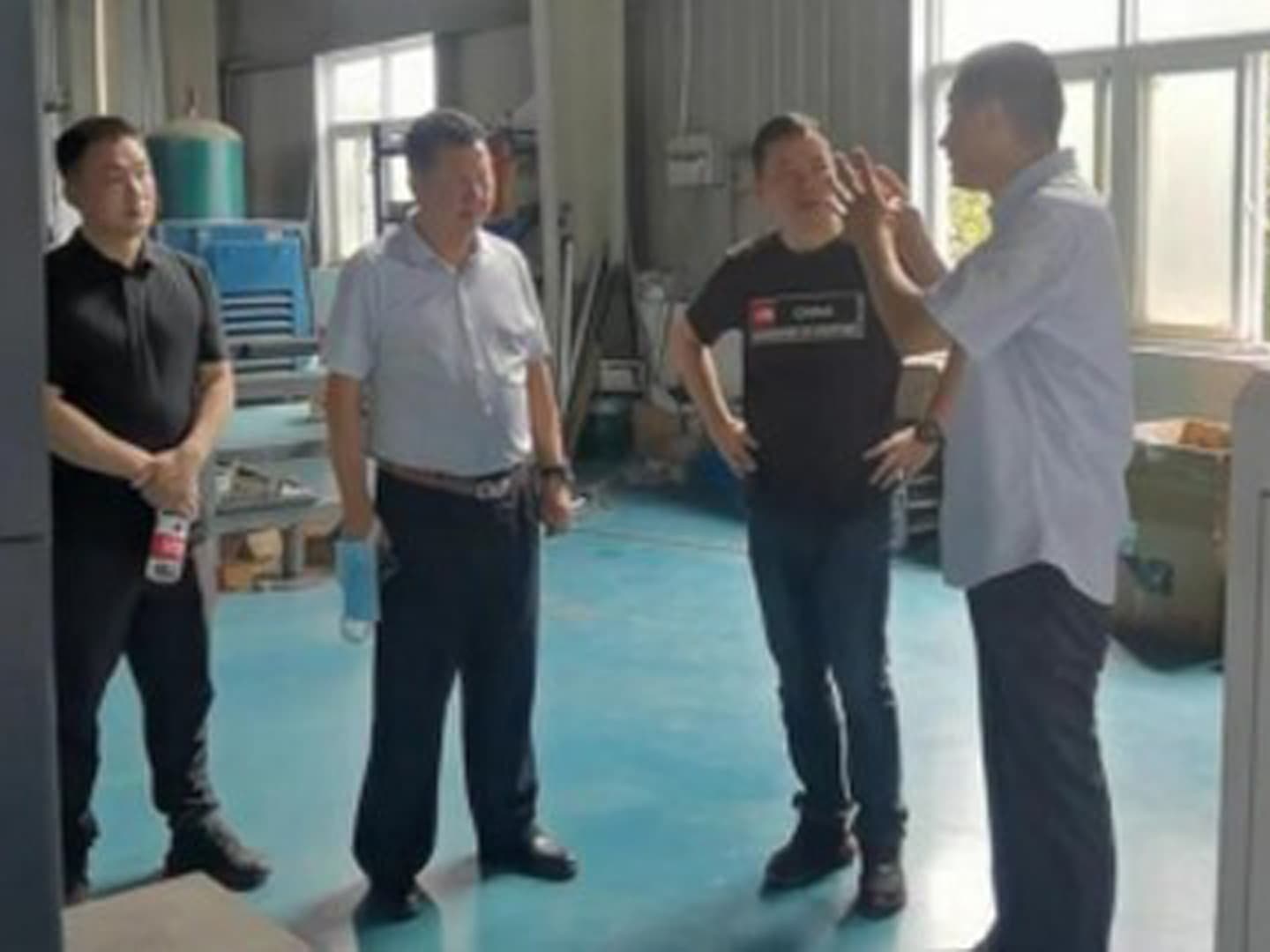 Empresas de talco reconocidas en la ciudad de Guilin, provincia de Guangxi, visitaron e inspeccionaron la máquina clasificadora de inteligencia artificial Mingde Optoelectronics
